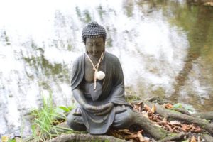 Buddha Statur auf Baumwurzel an der Amper, Karin Schüller